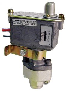 Barksdale Indicating Piston Style Pressure Switch 15-200psi TC9612-0-V-CS